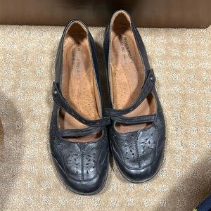 Size 11 Cobb Hill/ rock port black shoes 
Like new